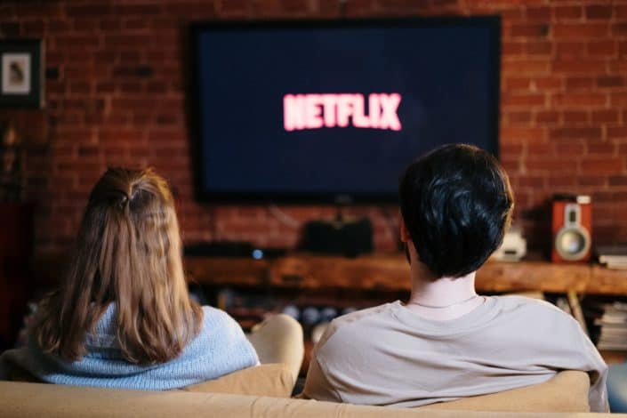 Una pareja viendo Netflix juntos